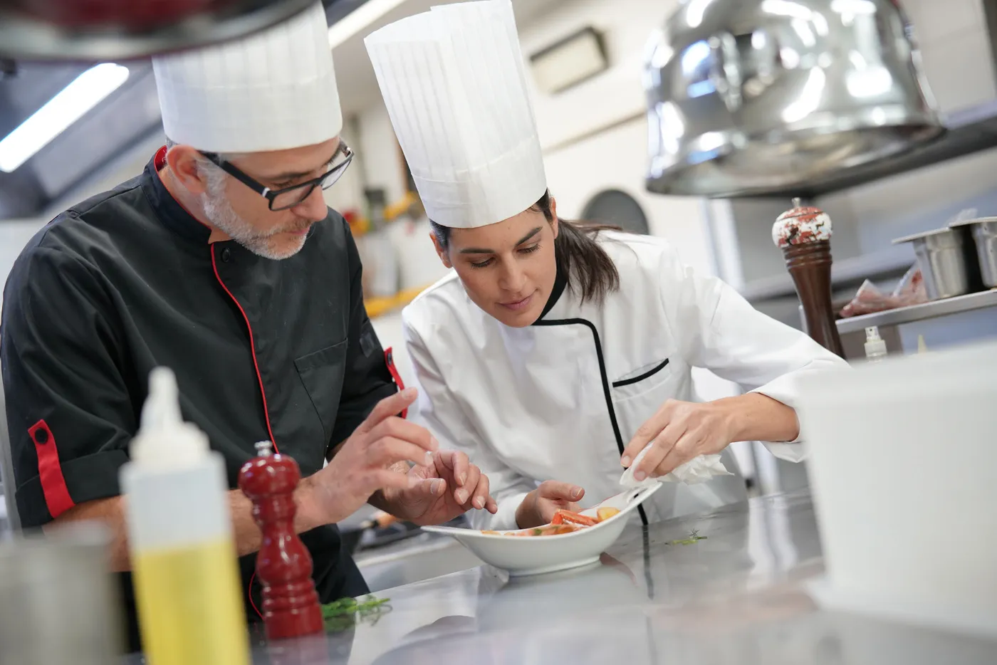 Reinhardt koch - Kochkurse und Gastronomie-Service - Professionelle Köche verbessern in der Küche die Zusammensetzung der Gerichte