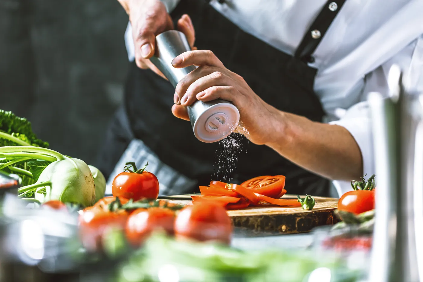 Reinhardt koch - Kochkurse und Gastronomie-Service - Chefkoch in der Küche mit Frischem Gemüse(Tomaten)
