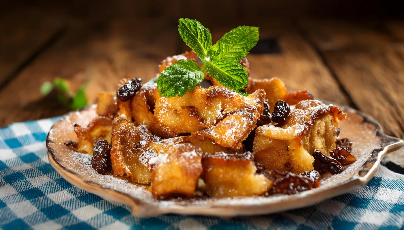 Reinhardt koch - Kochkurse und Gastronomie-Service - kaiserschmarrn, essen, rosinen, close up, neu, blau, weiß, kariert, holz, bayrisch, münchen, wirtshaus, bayern, wiesn, oktoberfest, dessert, süss, puderzucker, anlasser, foto, makro, minze, ad, 3d,